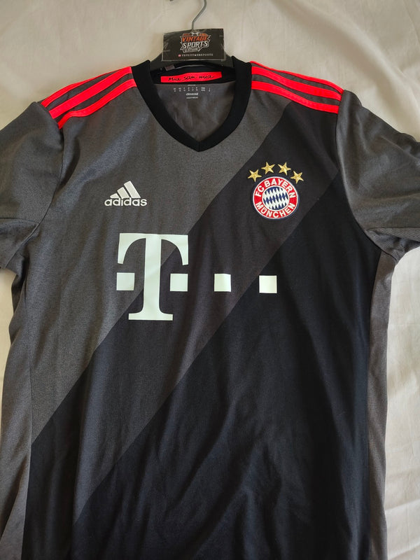 FC Bayern Munich Away Football Shirt 2016-2017 (M)