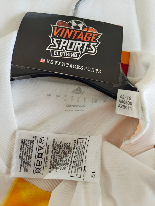 Spain Away Football Shirt 2015-2017 (S)